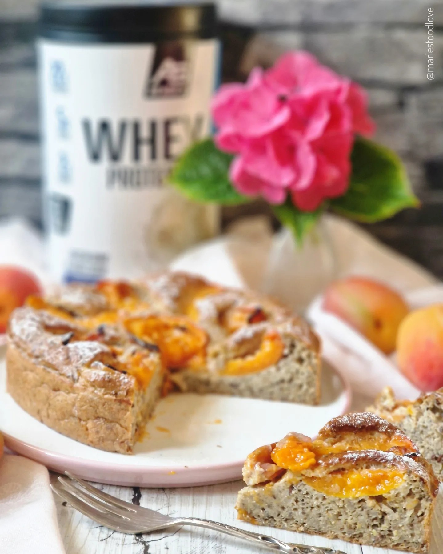 Proteinreicher Frühstückskuchen mit Aprikosen