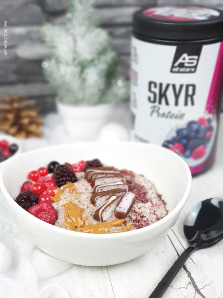 Beeren-Porridge mit Skyr